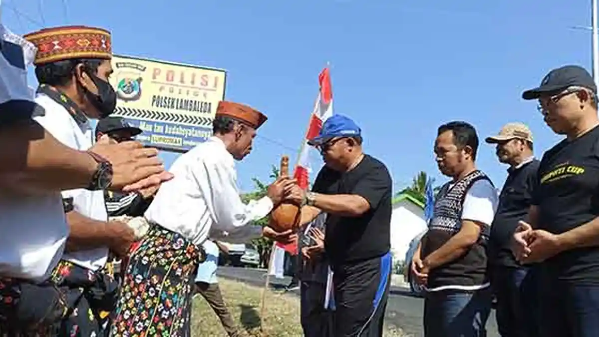 Buka Turnamen Sepakbola, Bupati Manggarai Timur Diterima Ritual Adat