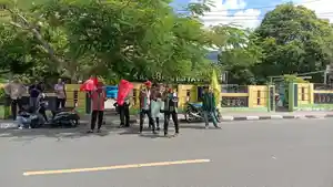 pmkri-cabang-alor-melakukan-aksi-demo.jpg
