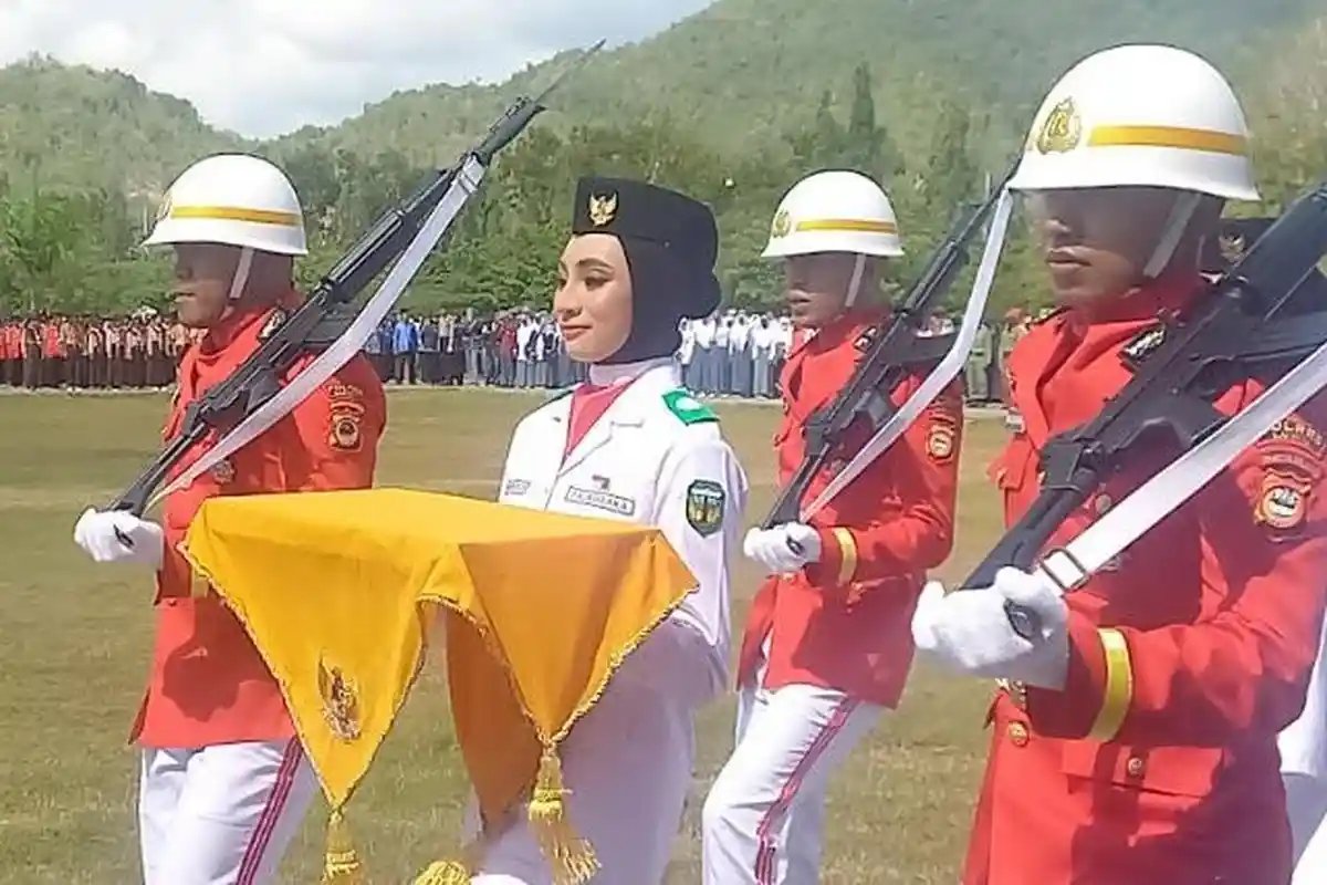 Orang Tua Paskibraka di Luwu Menangis Ketika Bendera Merah Putih Sukses Dikibarkan