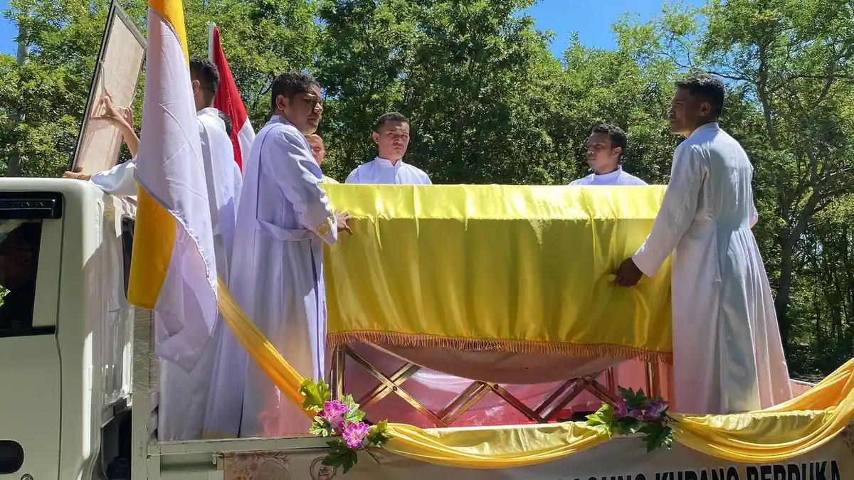 Begini Model Peti Jenazah Uskup Emeritus Petrus Turang yang Diusung 10 Romo