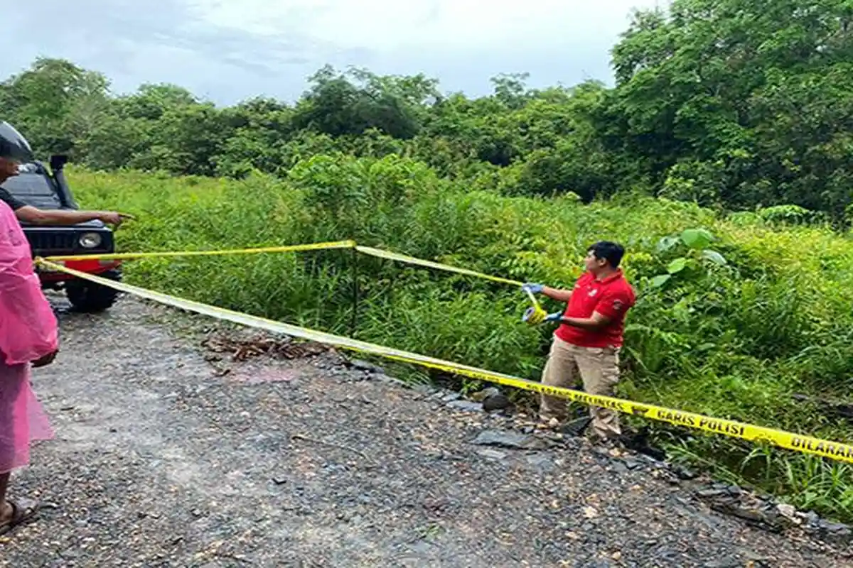 Polisi Ungkap Kronologi Penemuan Bayi Perempuan Diselimuti Kain di Sambas