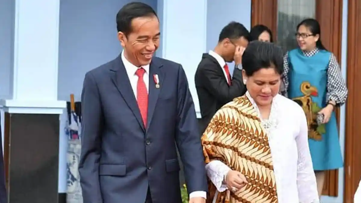 Diguyur Hujan Setelah Makan Siang, Jokowi Romantis Sepayung Berdua dengan Ibu Negara