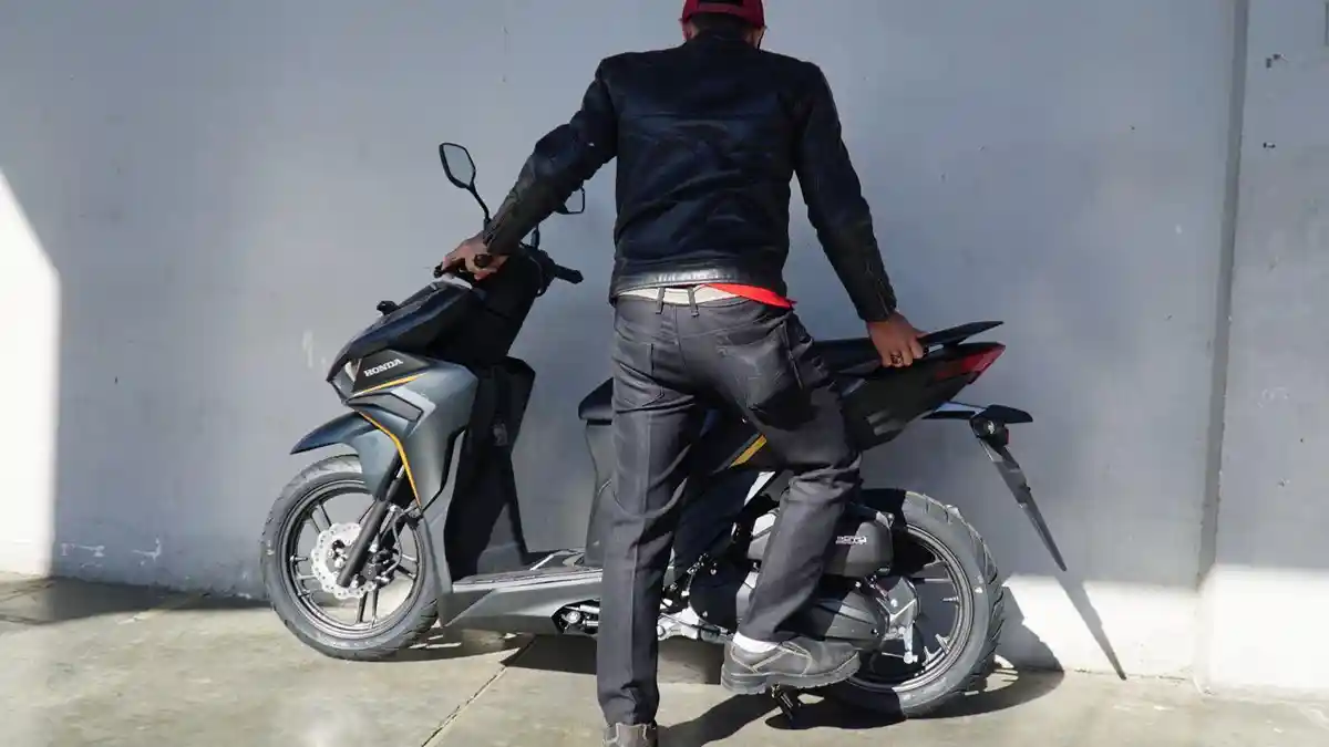 Cara Aman Menurunkan Standar Tengah Sepeda Motor
