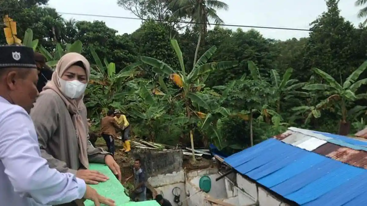 Dewi Kumalasari Tinjau Lokasi Banjir dan Tanah Longsor di Bintan Timur
