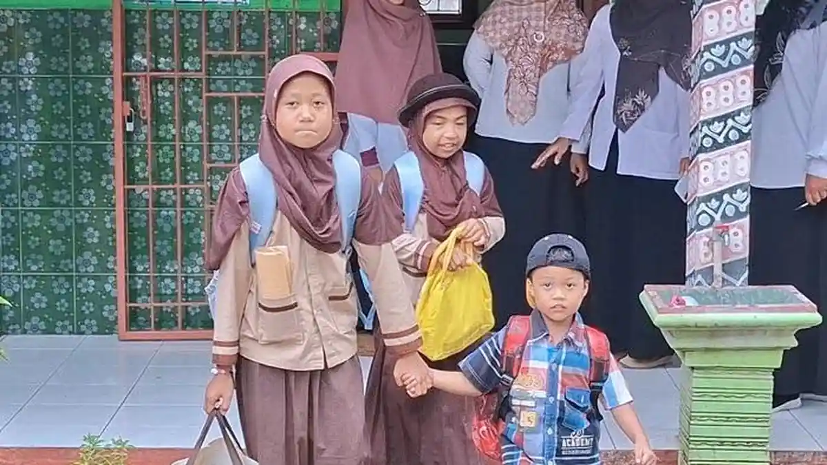 Kabar Lea Bocah SD di Kulon Progo Asuh Adik Saat Ibu Jalani Kemoterapi