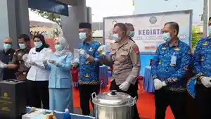 Ketua-DPRD-Provinsi-Sulbar-Suraidah-Suhardi-baju-biru-langit-Pe.jpg