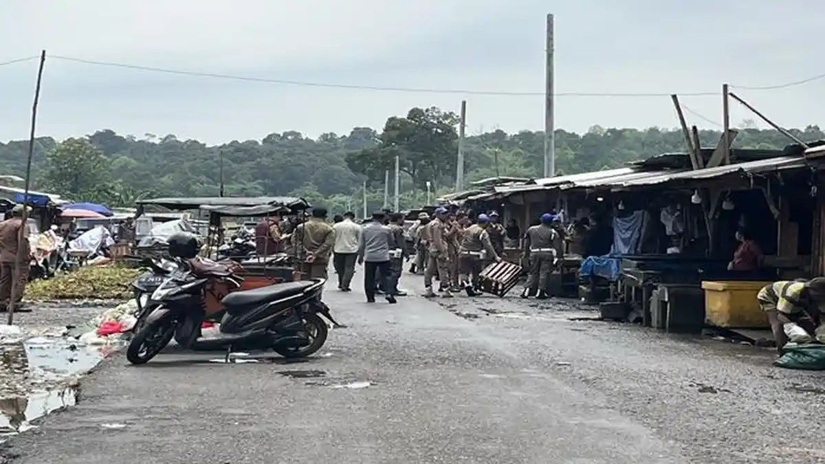 Kios Pedagang Pasar Pulau Mas Empat Lawang yang Berada di Bahu Jalan Ditertibkan Sat Pol PP