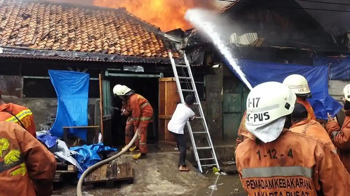 Puluhan Kios di Kalibaru Timur Terbakar