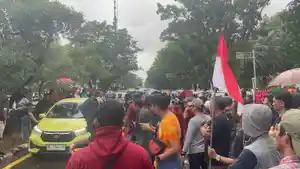 AKSI-DRIVER-Pengemudi-taksi-online-di-Makassar-menutup-Jl-Urip.jpg