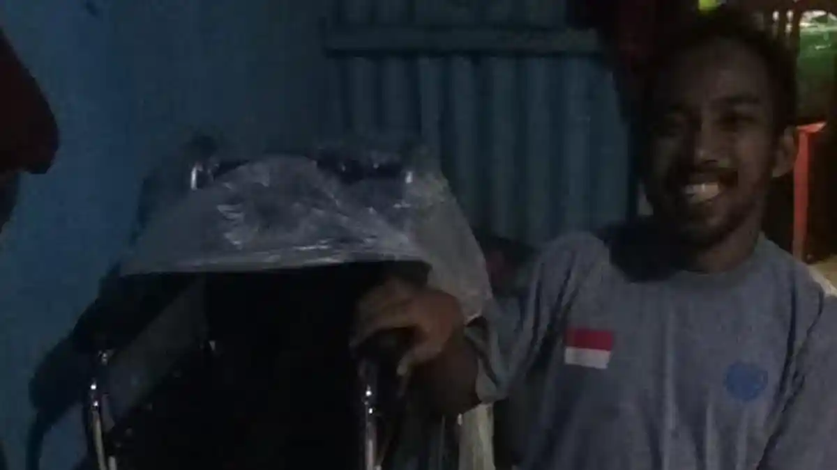 Dapat Bantuan Kursi Roda, Tukang Tambal Ban di Mandai Senang