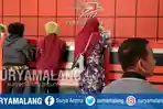 suasana-pelayanan-pengiriman-paket-di-kantor-pos-blitar_20180809_165202.jpg