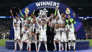 Real-Madrid-mengangkat-trofi-Liga-Champions.jpg