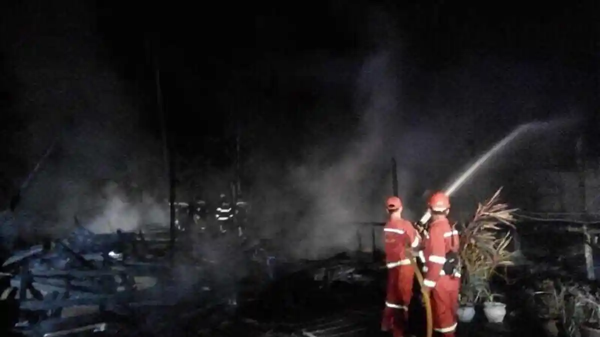 Empat Bangunan di Jalan Teluk Kedondong Dilalap Api
