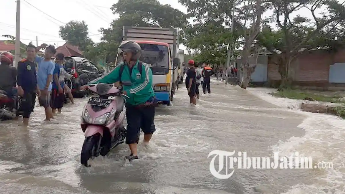 Tiga Kecamatan di Gresik Kembali Dilanda Banjir, Ratusan Rumah Warga Terendam, Listrik Sempat Padam