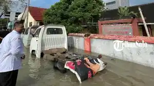 Havid-Danang-Purnomo-Widodo-saat-meninjau-banjir-d.jpg