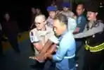 Petugas Mengevakuasi Korban Kecelakaan KM Mutiara Santosa 1