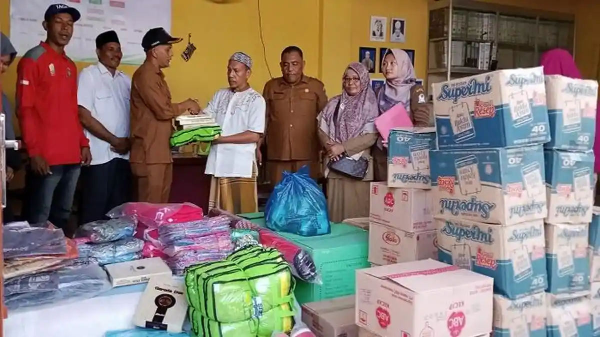 Pemerintah Aceh Barat Serahkan Bantuan Pascakebakaran Dayah Darul Hikmah