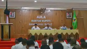 Bupati-Manggarai-Barat-ketika-memimpin-rapat-perdana.jpg