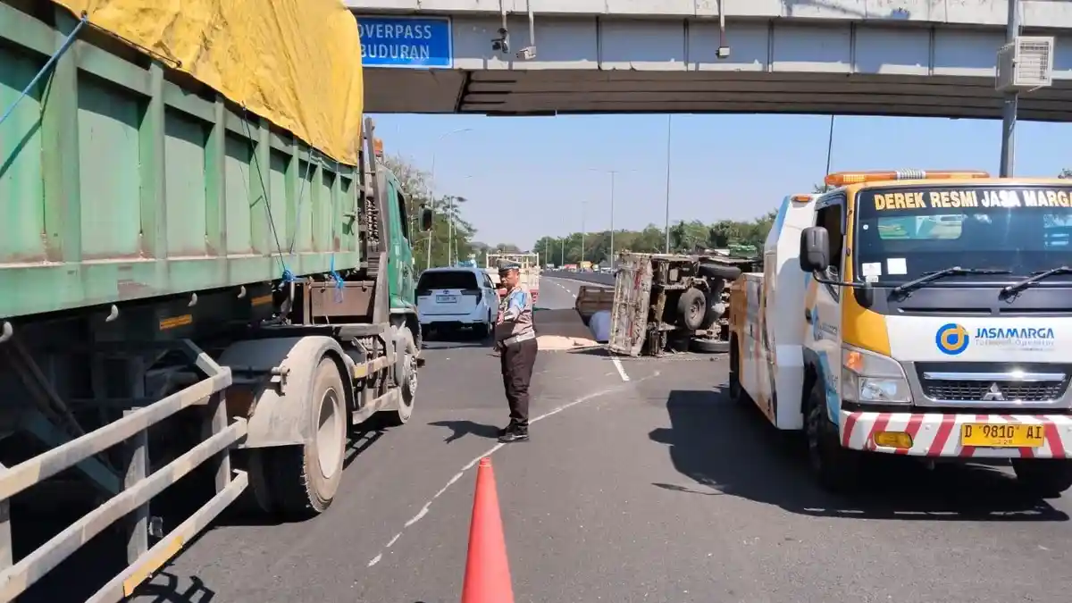 Waspada, Tol Sidoarjo Macet Parah, Buntut Panjang dari Truk Terguling Melintang di Jalan