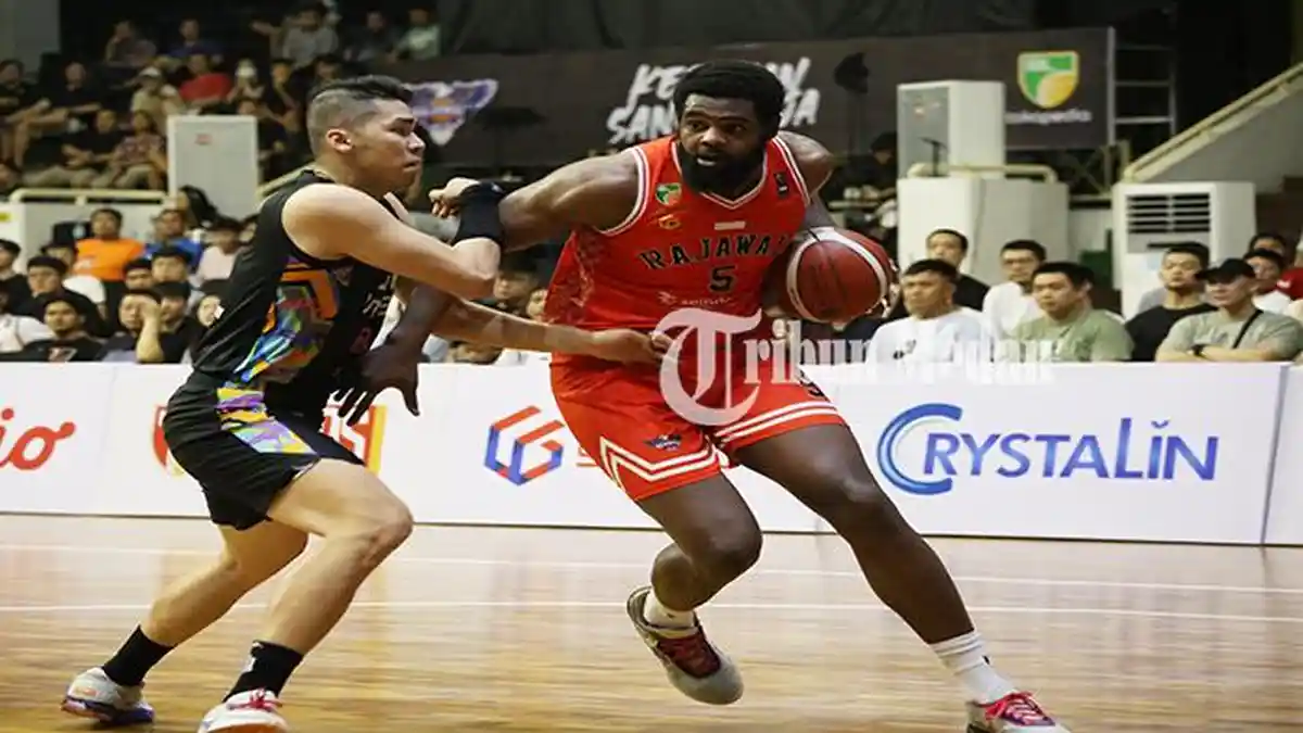 Berita Foto: Rajawali Medan Kalah dari Bali United Basketball dengan Skor Akhir 66-82 - 22032024_MELEWATI-LAWAN_ABDAN-SYAKURO-3.jpg