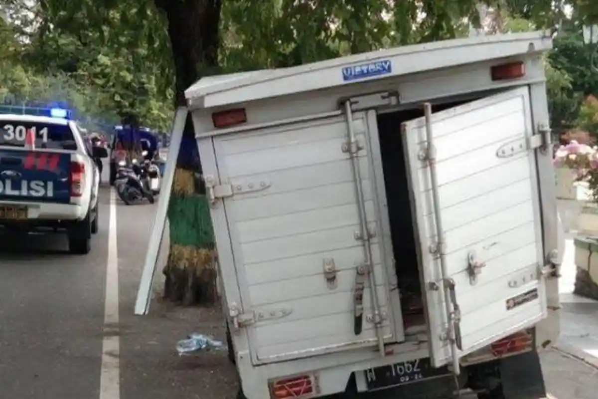 Mobil Boks Tabrak Pohon Asam di Kulon Progo, Sopir Keluar Mobil Tenteng Tangannya yang Putus