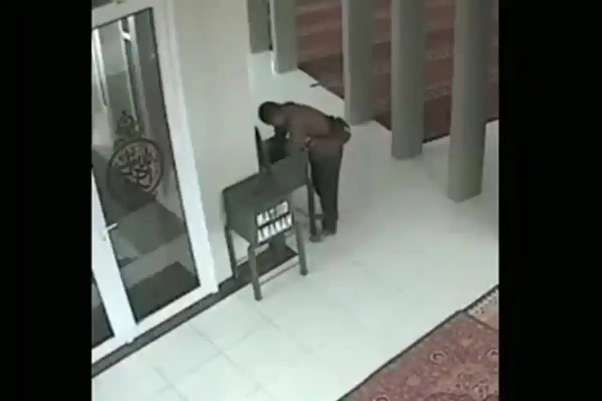 Terekam Kamera CCTV! Seorang Pria dengan Santai Curi Uang di Kotak Amal Masjid