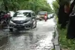 Buruknya Drainase Membuat Jalan Arya Kemuning Tergenang Air