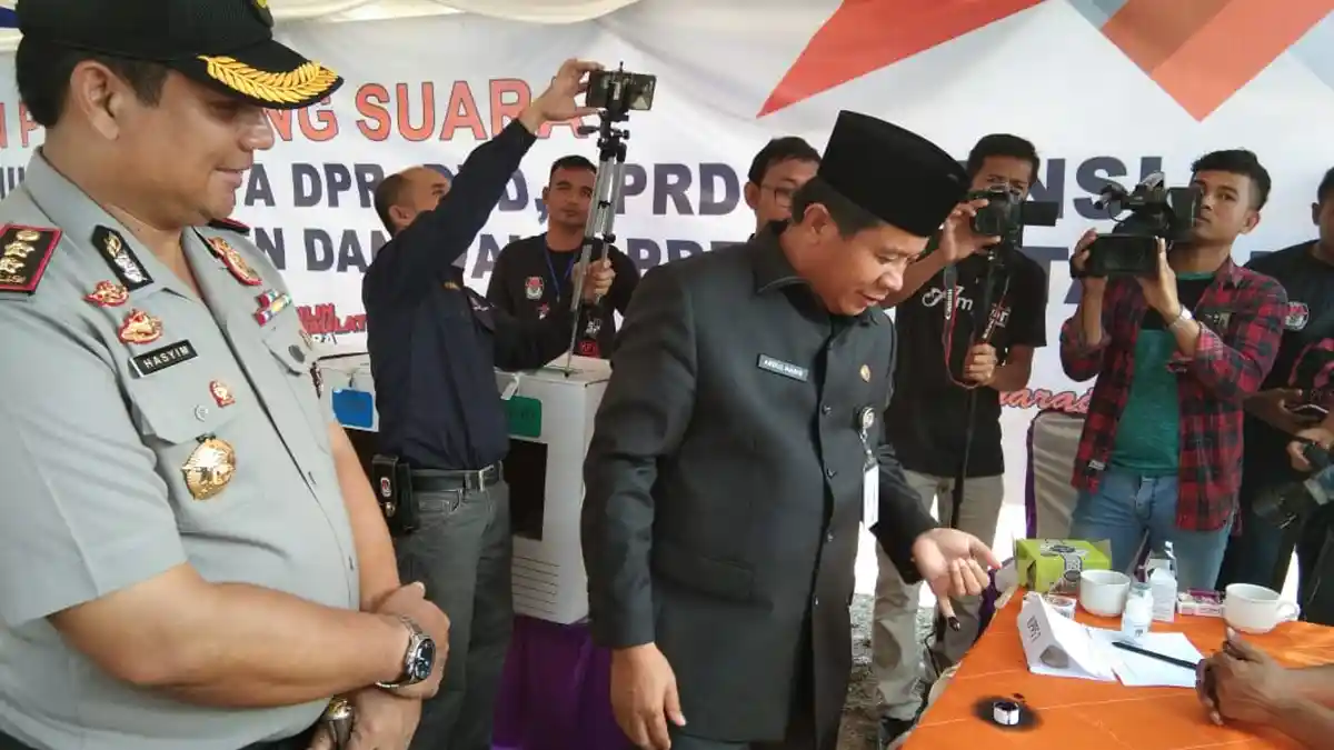Sekda Abdul Haris Sarankan Sediakan Televisi di TPS, Ikut Simulasi Pemilu yang Digelar KPU Rohul