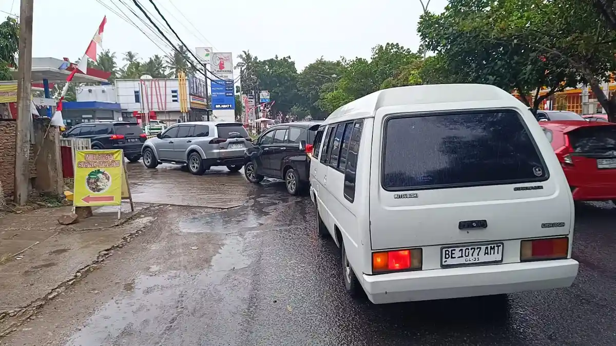 Antrean Solar di SPBU Mengular 500 Meter, Nyaris Dekati Rumah Eks Gubernur Lampung 