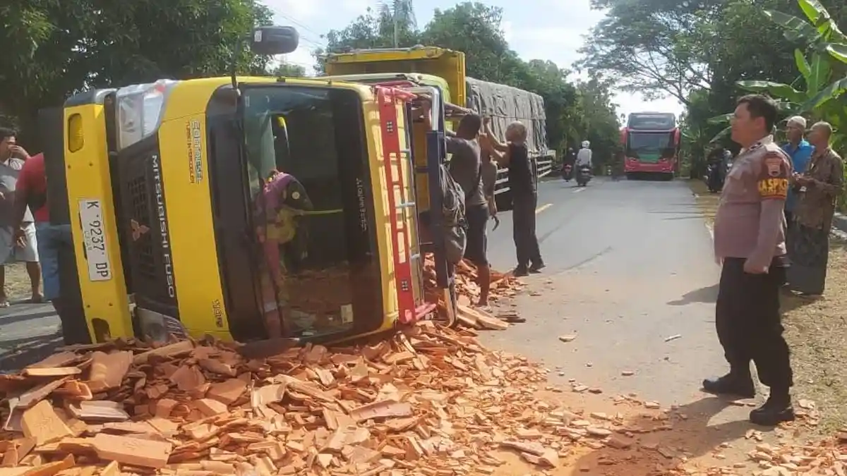 Kronologi Kecelakaan Tunggal Truk Terguling di Jalan Blora-Cepu, Kernet Alami Luka