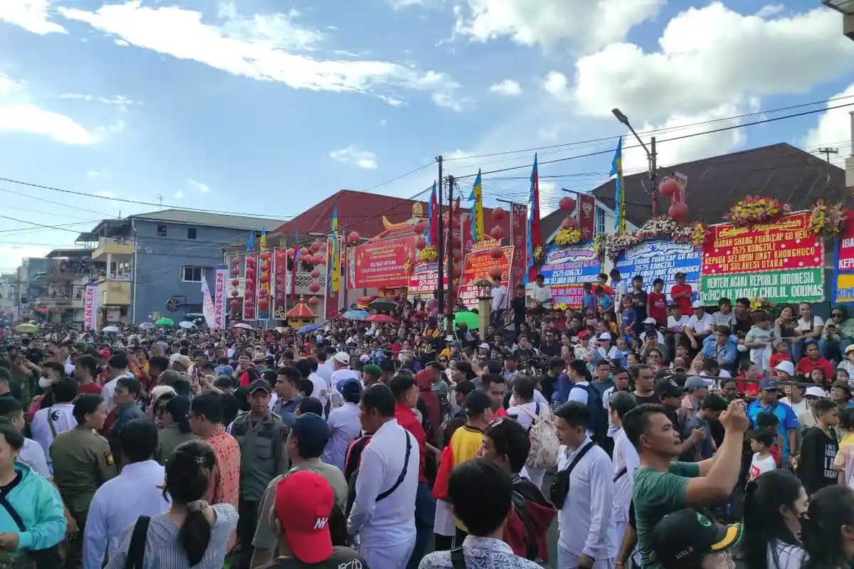Cap Go Meh 2575 Kongzili, Ribuan Orang Padati Pecinan Manado Sulawesi Utara