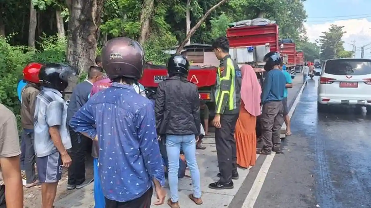 Motor Roda Tiga Angkut 7 Orang Tabrak Truk Parkir, Semua Penumpang Terluka