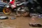 Jalan Rusak Hambat Laju Kendaraan