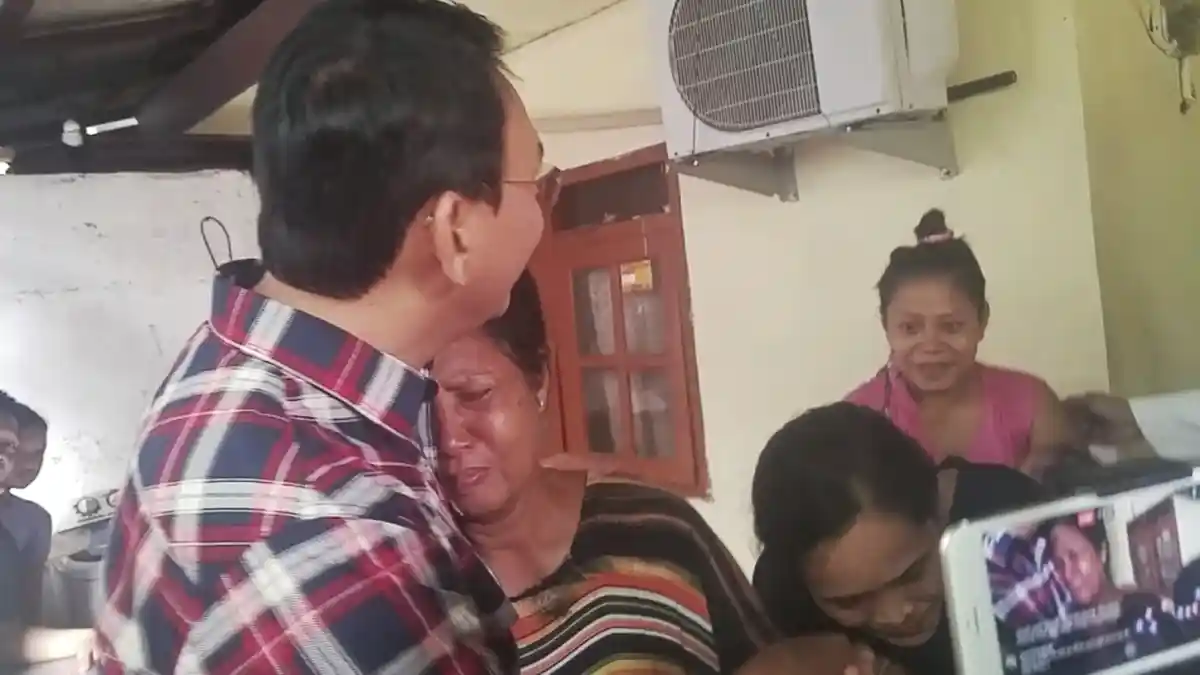 Sambil Menangis, Kustia Peluk Erat Ahok