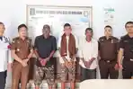 tiga-mantan-aparatur-desa-ketika-dibawa-kejari-nagan-raya-ke-lapas-meulaboh-juli-2022.jpg