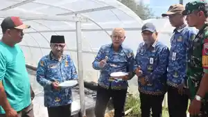 Bupati-Malang-melakukan-panen-garam-tunnel.jpg