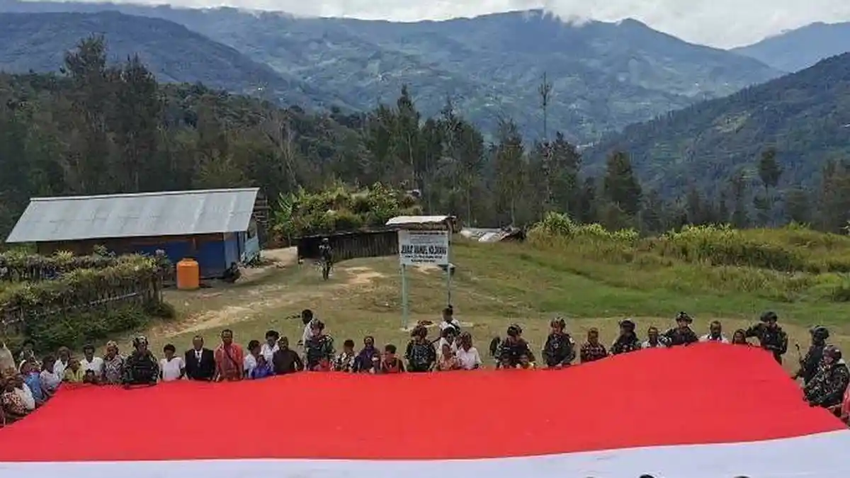 Peringati HUT Ke-76 RI, TNI Kibarkan Bendera Merah Putih Raksasa di Puncak Papua
