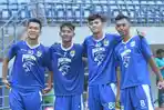 Alfeandra-Dewanga-berfoto-dengan-pemain-Persib-Bandung-Abdul-Aziz.jpg