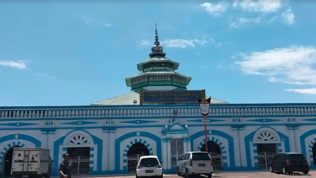 Ragam Tempat Wisata Religi di Kota Padang, Mengetahui Arsitektur Masjid Raya Sumbar dan Gantiang