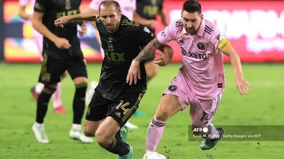 Lionel Messi Ditantang Tinju oleh YouTuber Logan Paul, Bodyguard yang Pasang Badan
