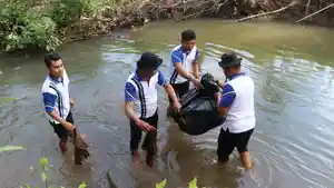 Satsamapta-Polres-Tabalong-lakukan-aksi-bersihsekitar-Sungai-Tabalong.jpg