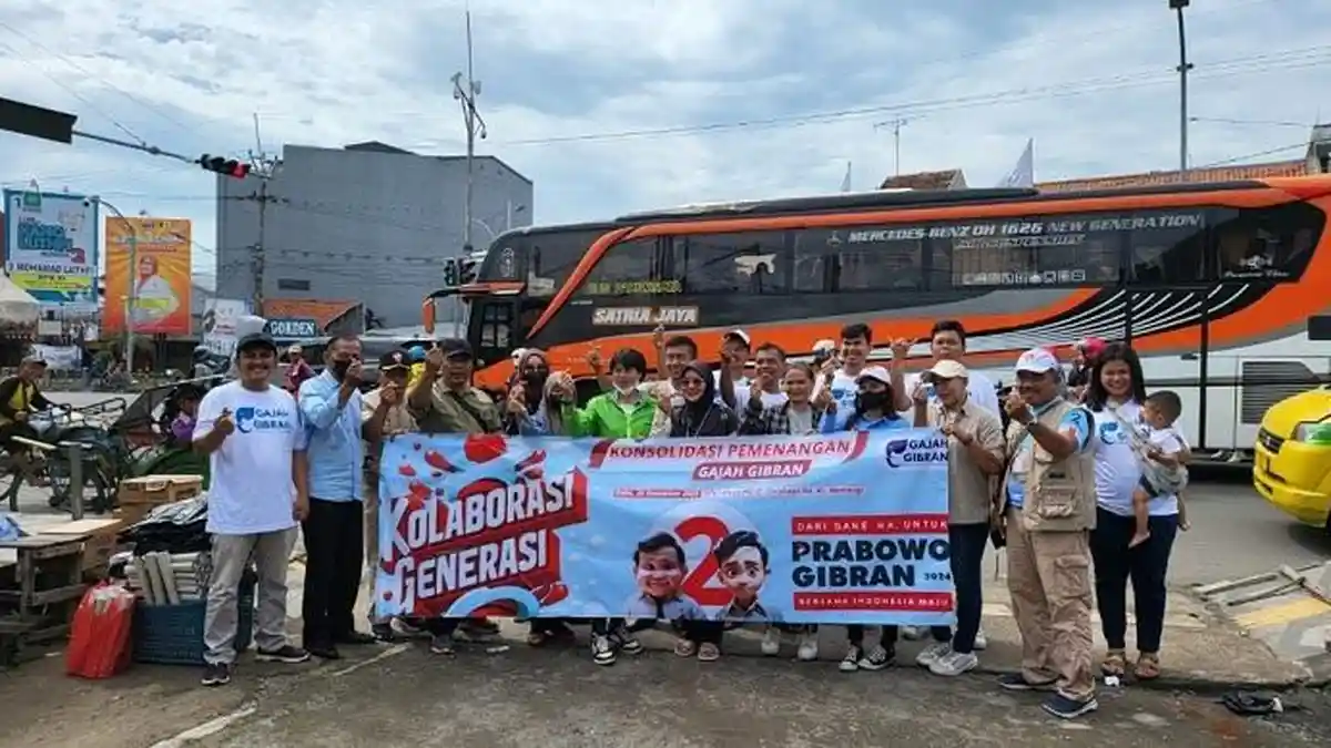 Relawan Sosialisasi Program Makan Siang dan Susu Gratis Prabowo-Gibran di Cirebon