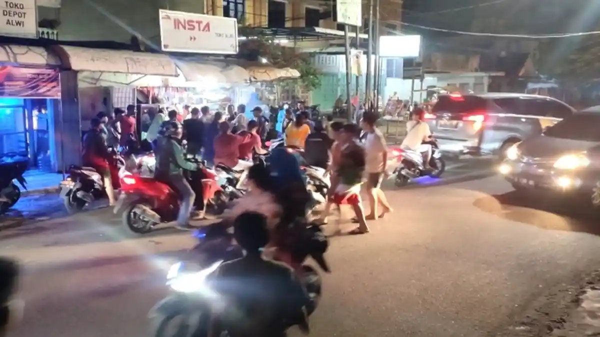 Dua Mobil Ringsek, Tiga Orang Cewek Tertimpa Motor di Jalan Karya