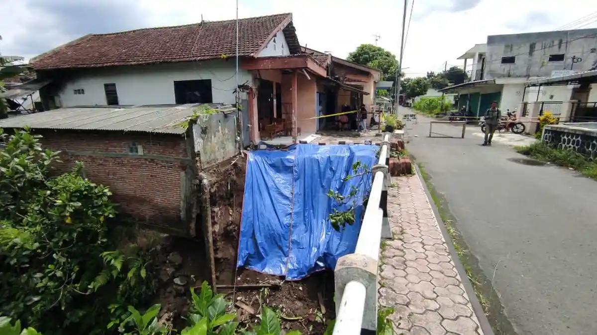 Talud Longsor di Sananwetan Kota Blitar, Satu Rumah Warga dan Jembatan Rawan Ambrol