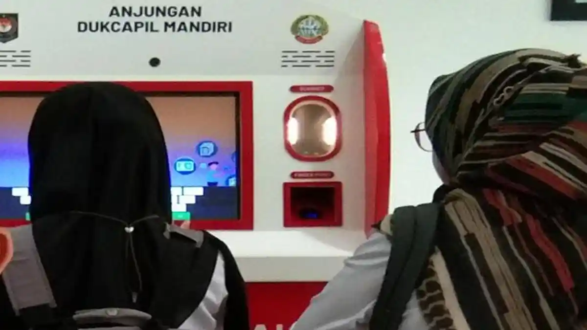 Semakin Mudah, Kini Cetak KK dan Akta Lahir Pakai Mesin Anjungan Dukcapil Mandiri