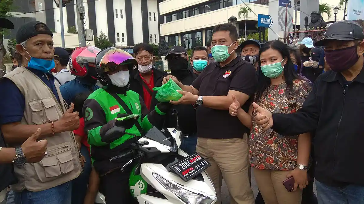 DPD Forkommas Jawa Tengah Bagikan Takjil dan Masker Ke Masyarakat Pengguna Jalan Pemuda Semarang