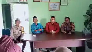Camat-Bantan-dan-Keluarga-Nelayan-Bengkalis.jpg
