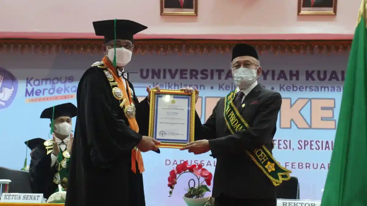 Wali Nanggroe Aceh Terima Anugerah Tokoh Perdamaian USK Award 2022