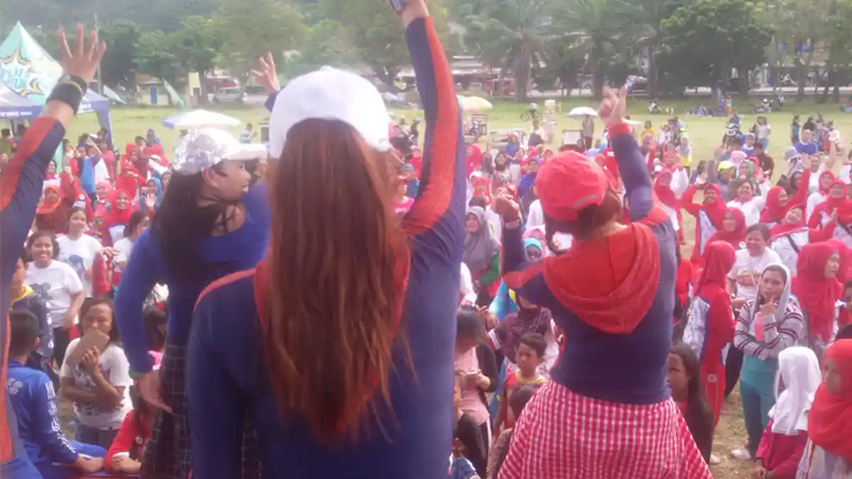 Joget Zumba Warga Panjang Bersama Paramex di Lapangan Baruna