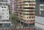 Warga Hong Kong Antre Tes Covid-19 